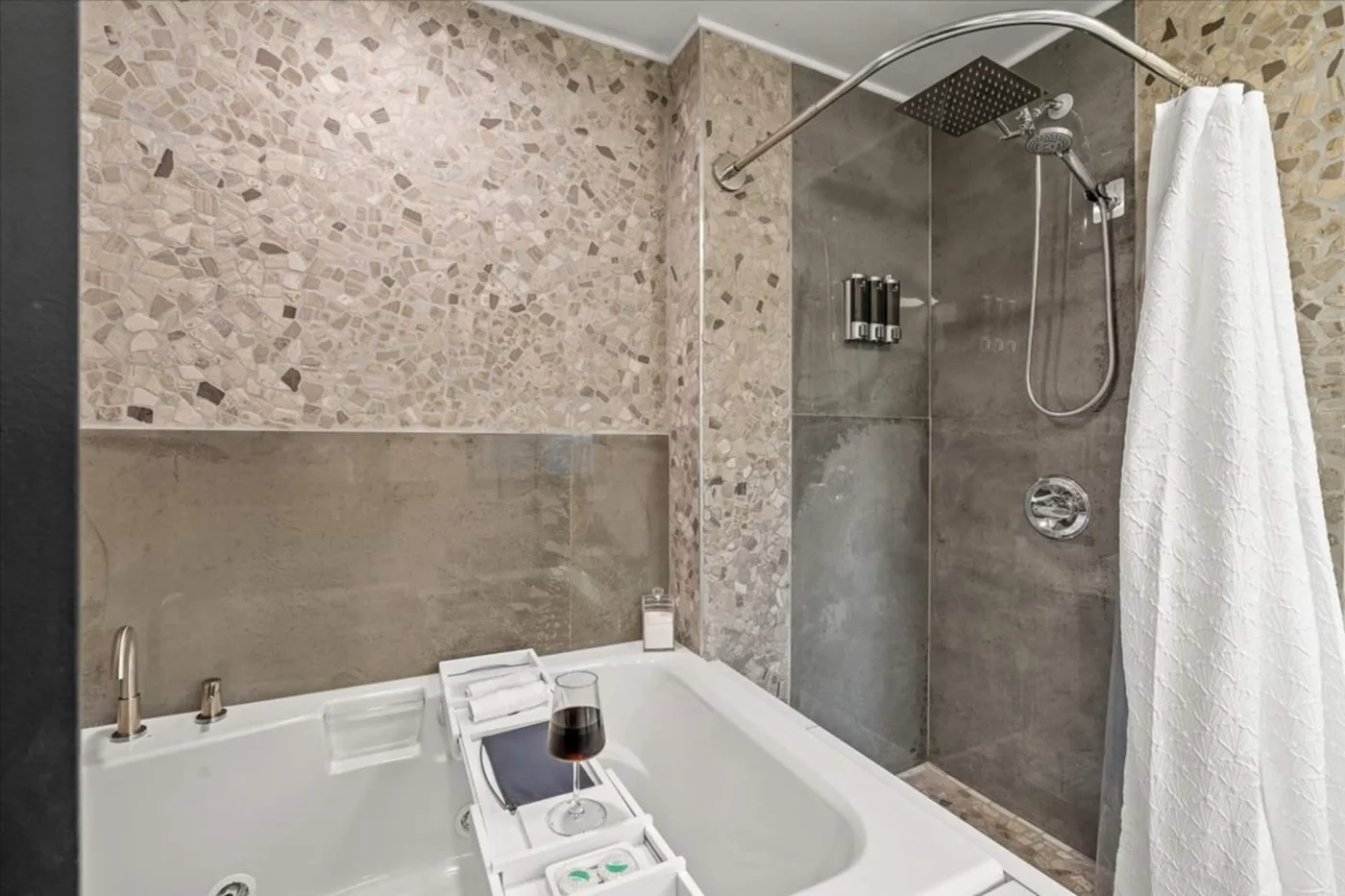 Baño con ducha de obra