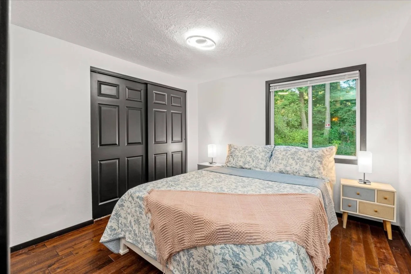 Habitación con cama grande y ropa de cama clara