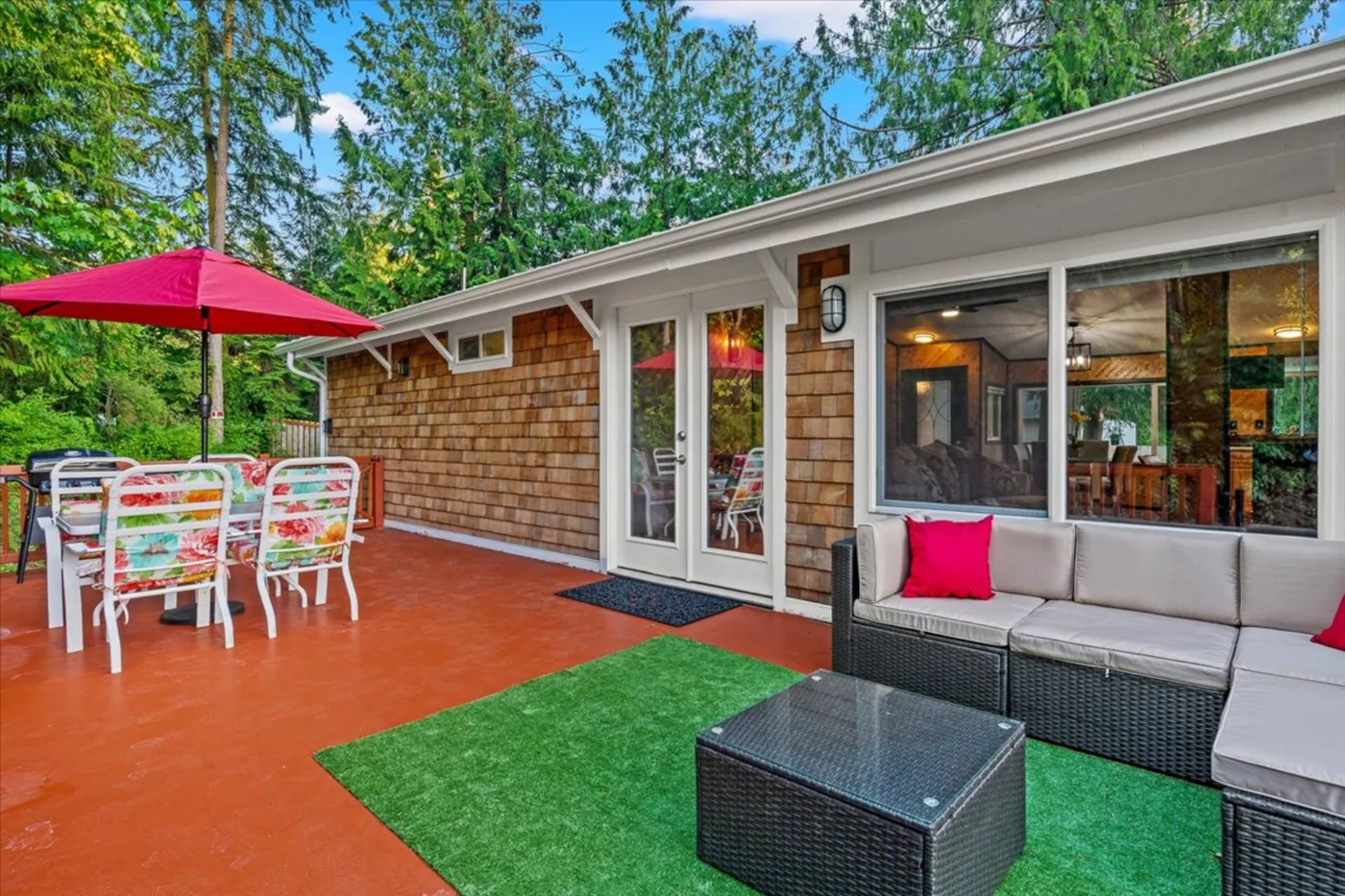 Terraza con sombrilla y muebles de exterior